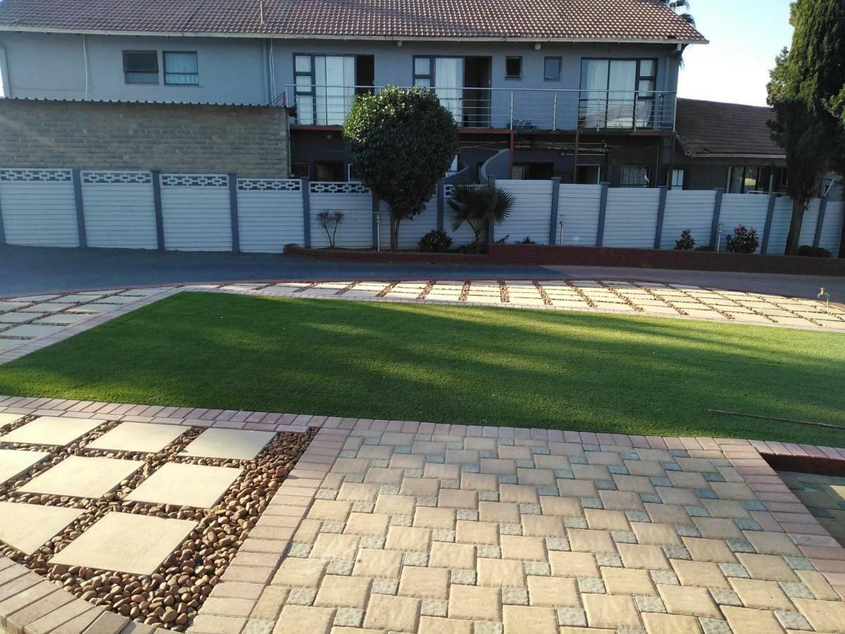 On Hill Lodge Bloemfontein Exteriör bild